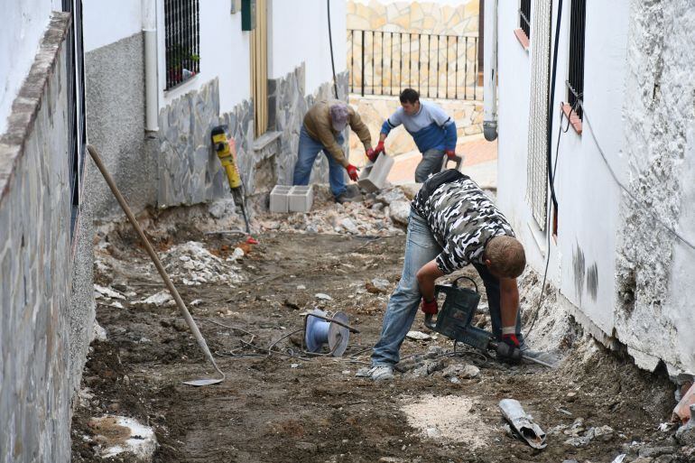 Varios trabajadores realizando los trabajos de mejora en una de las calles de Faraján