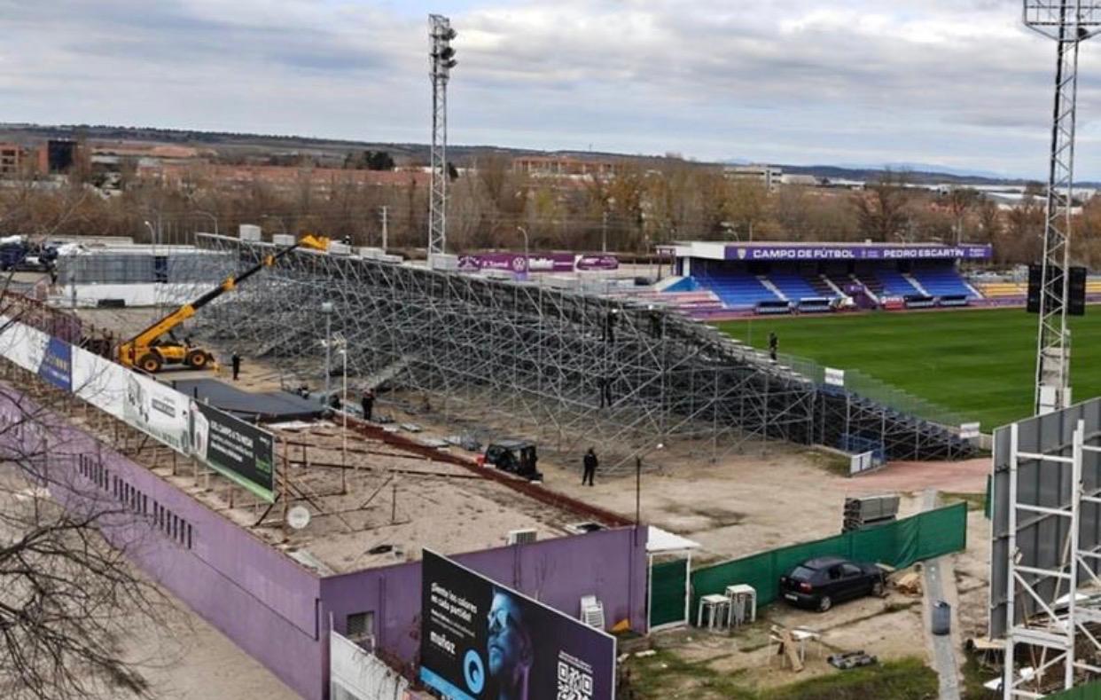 Montaje de una de las gradas supletorias