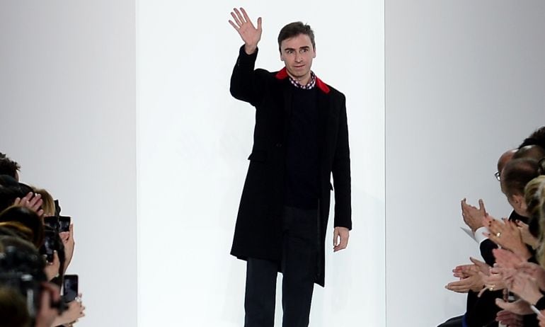 Raf Simons al final de uno de sus desfiles para Dior. 