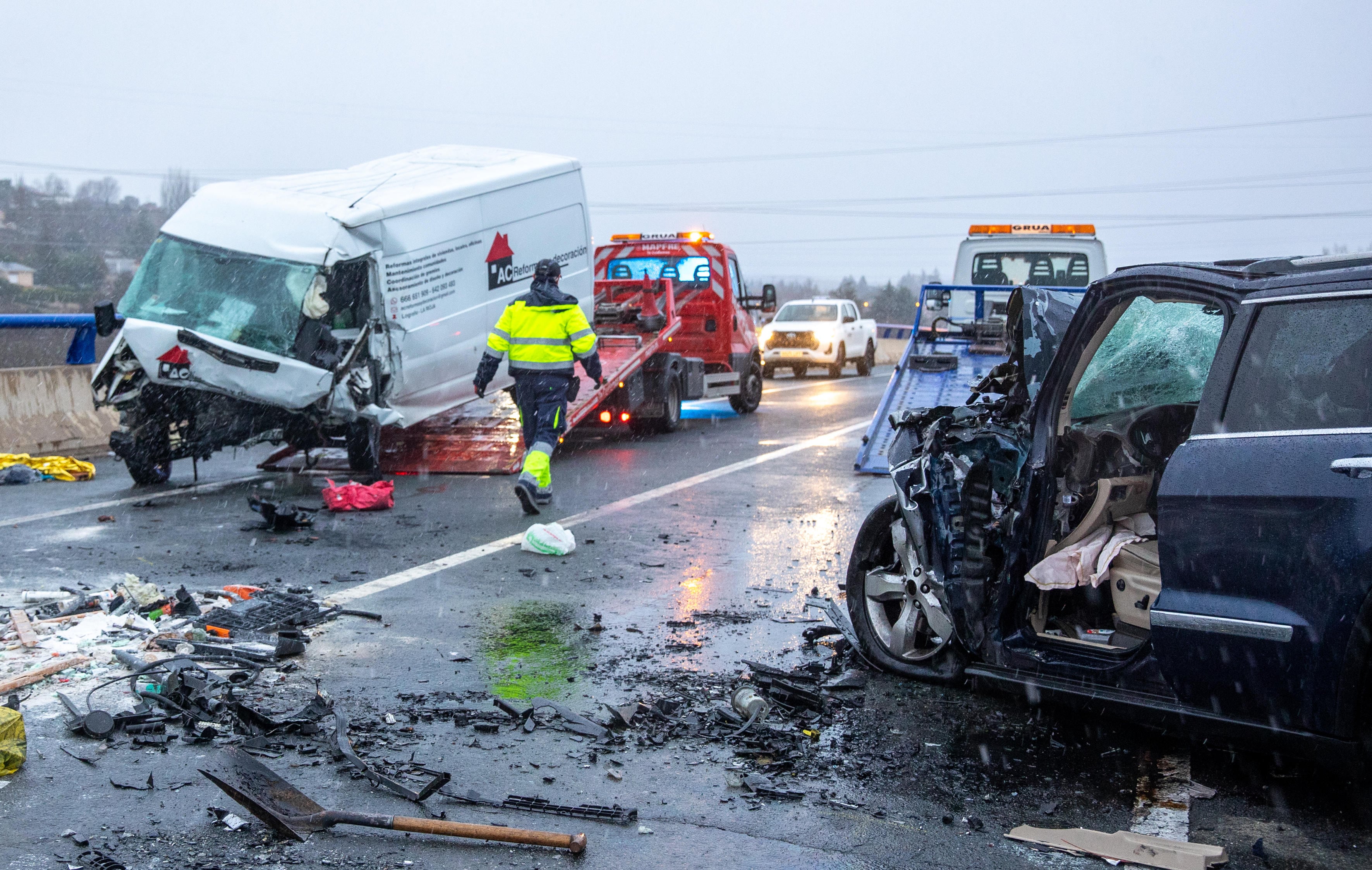 ALBELDA (LA RIOJA), 18/01/2023.- Dos personas han fallecido este miércoles en un accidente de tráfico ocurrido en la N-111 en Albelda de Iregua, ha informado la delegación del Gobierno en La Rioja en un comunicado. El accidente se ha producido esta tarde, por la colisión frontal de un turismo y un furgón, a la altura del paso elevado de la N-111 con el cruce hacia Albelda; el choque ha provocado la muerte de una persona en el momento del siniestro, mientras que otra había resultado herida grave y posteriormente ha fallecido. EFE/ Raquel Manzanares
