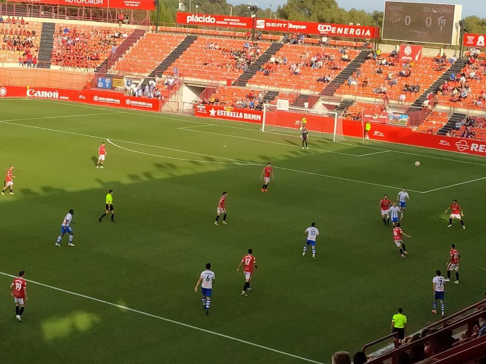 Instante del último partido de Liga en la 1ª RFEF entre el Gimnastic de Tarragona y el CD Alcoyano