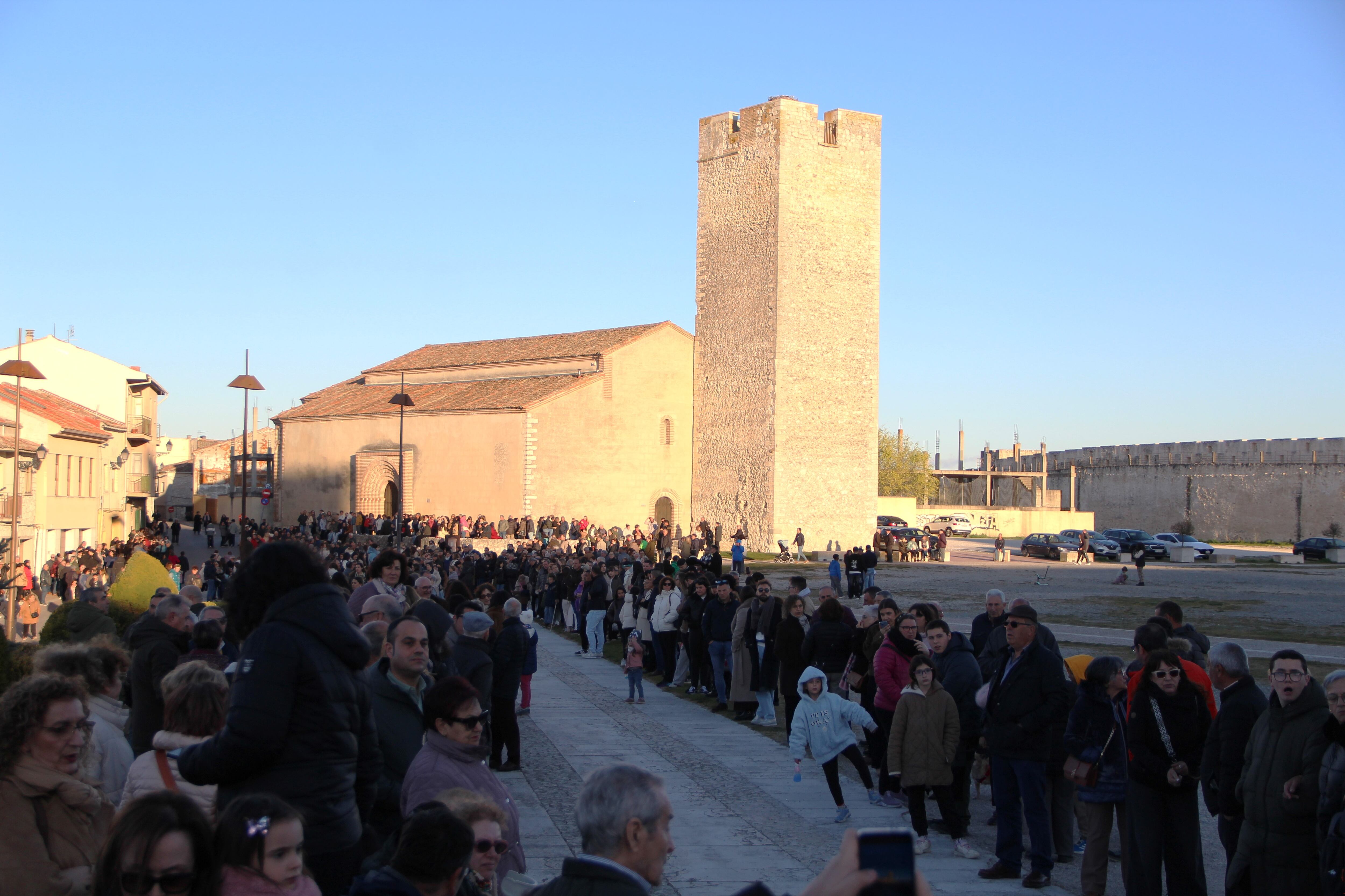 Vecinos y turistas esperan para ver la procesión de Jueves Santo en el entorno del Castillo de Cuéllar
