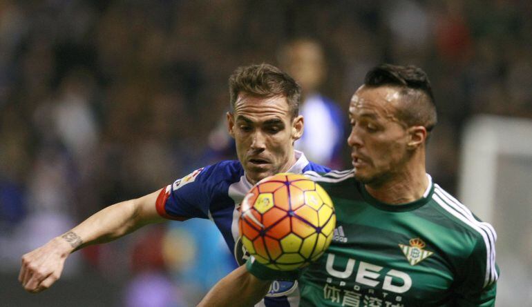 Fernando Navarro pugna con Kadir por el balón.