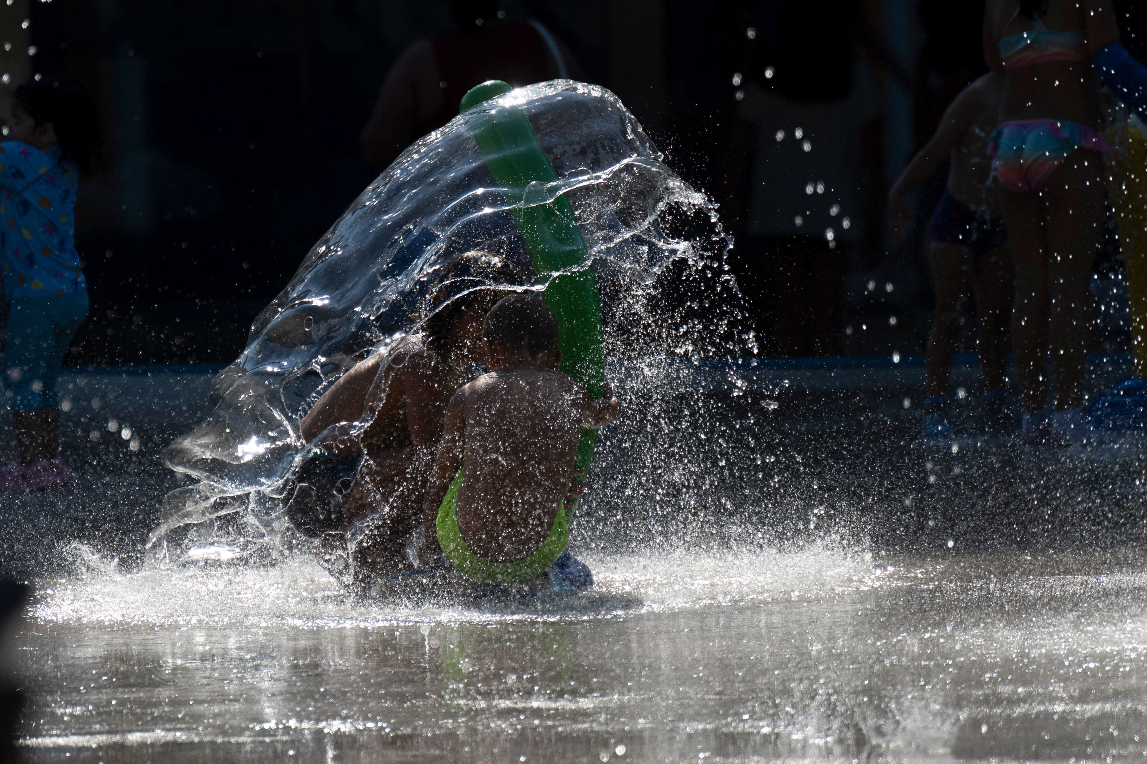 TORRELAVEGA (CANTABRIA), 04/08/2025.- Varios niños se refrescan este lunes en un parque la ciudad cántabra de Torrelavega. La localidad de Polientes, capital del municipio de Valderredible, ha alcanzado este lunes los 36,5 grados, la temperatura máxima de Cantabria en una jornada de calor en casi toda la comunidad autónoma. La segunda ola de calor del verano sigue este lunes azotando a casi toda la península, con especial incidencia en puntos de la mitad norte peninsular y el calor sofocante proseguirá por lo menos hasta el domingo, siendo el jueves el día de &quot;valores máximos del episodio&quot;, según ha avisado la Agencia Estatal de Meteorología (Aemet).- EFE/Pedro Puente Hoyos
