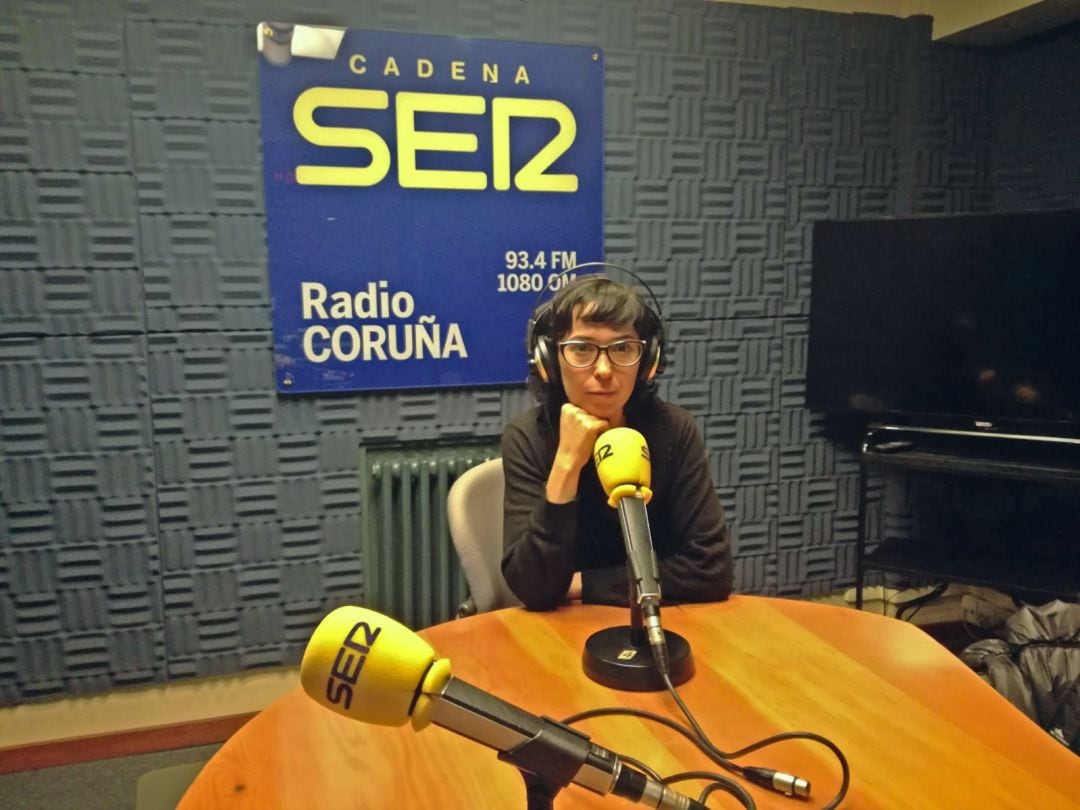 Edurne Portela en los estudios de Cadena SER en Radio Coruña.