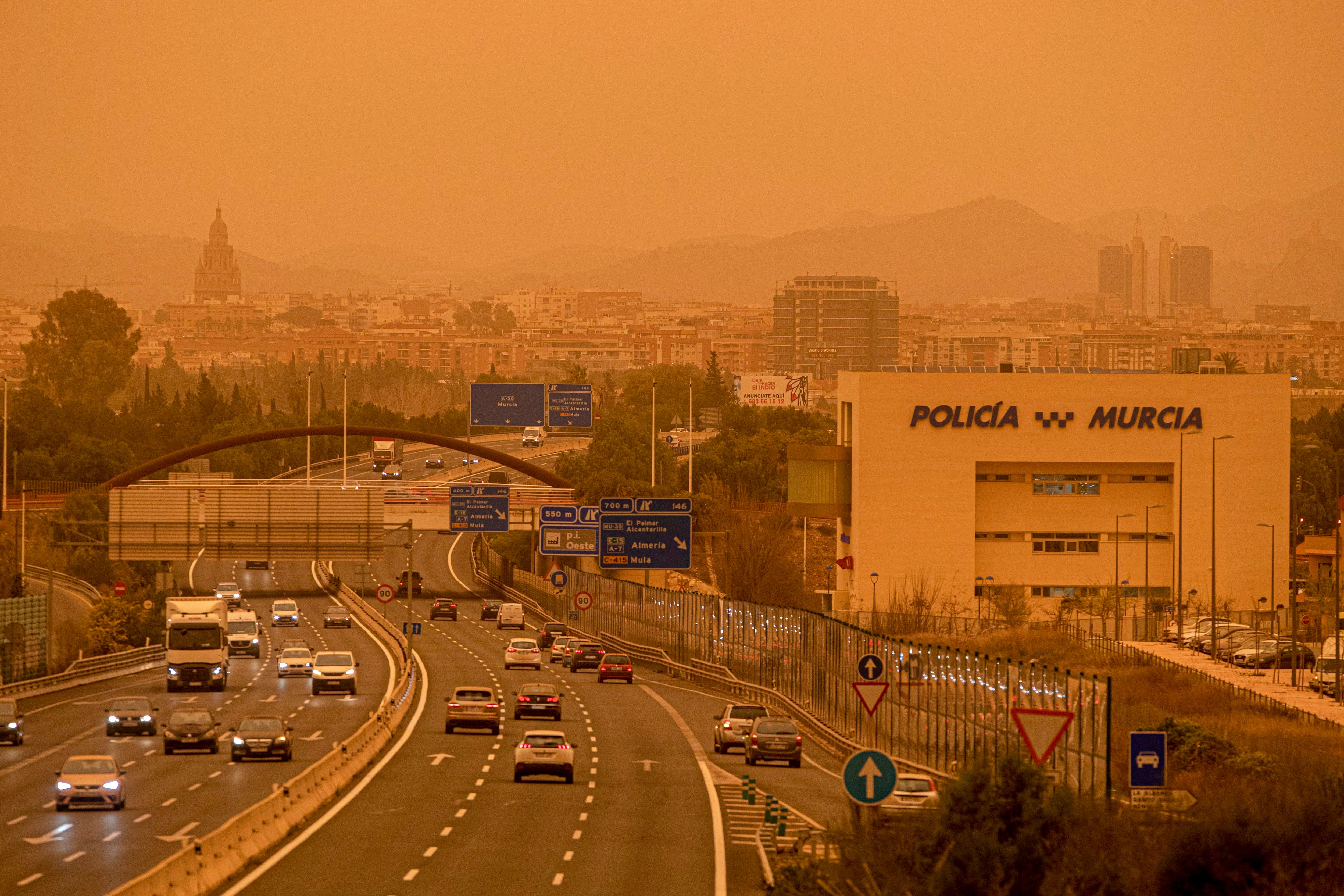 MURCIA, 14/03/2022.- Aspecto que presentaba la ciudad de Murcia esta tarde a las 16.30 horas, con un alto número de partículas y polvo en suspensión que le da ese color anaranjado al cielo. La Agencia Estatal de Meteorología (Aemet) prevé para este lunes en la Región de Murcia cielos nubosos o cubiertos con chubascos en la primera mitad del día, quedando los cielos nubosos de nubes altas y sin precipitación por la tarde. EFE / Marcial Guillén
