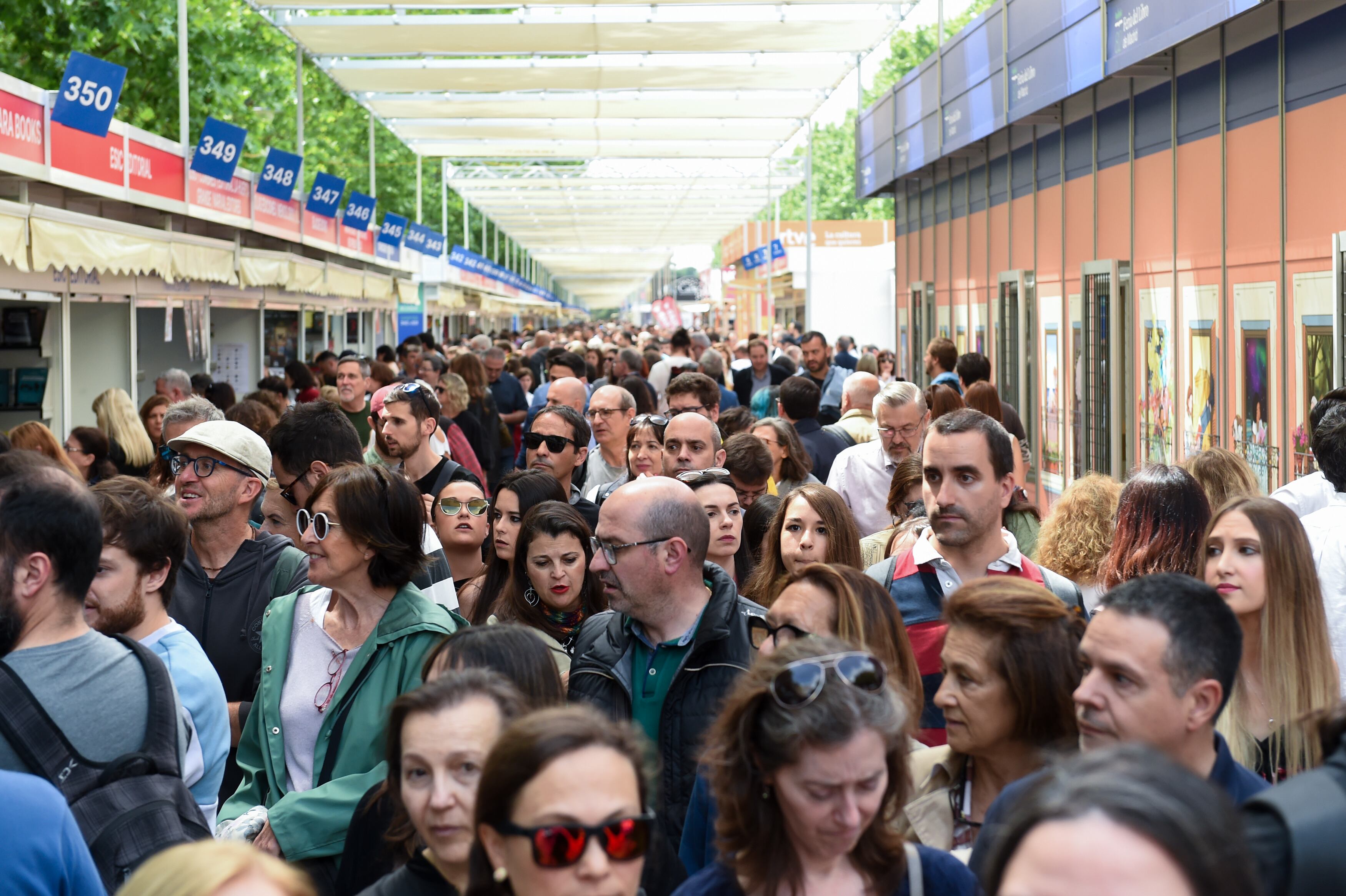 Miles de asistentes disfrutan de la Feria del Libro de Madrid.