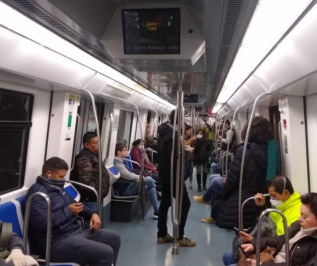 Imatge captada a un vadó del metro de Barcelona avui dimarts, abans de les 8 del matí