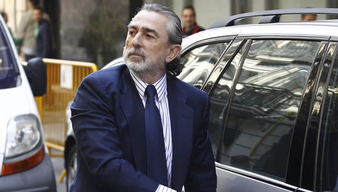 El presunto cabecilla de la trama Gürtel,  Francisco Correa, a su llegada a la Audiencia Nacional para comparecer por primera vez ante el juez Pablo Ruz