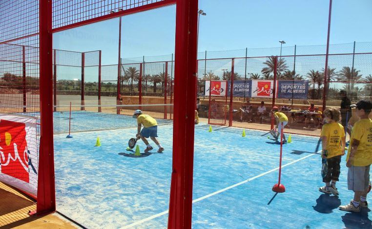 El pádel se practica desde las primeras edades.