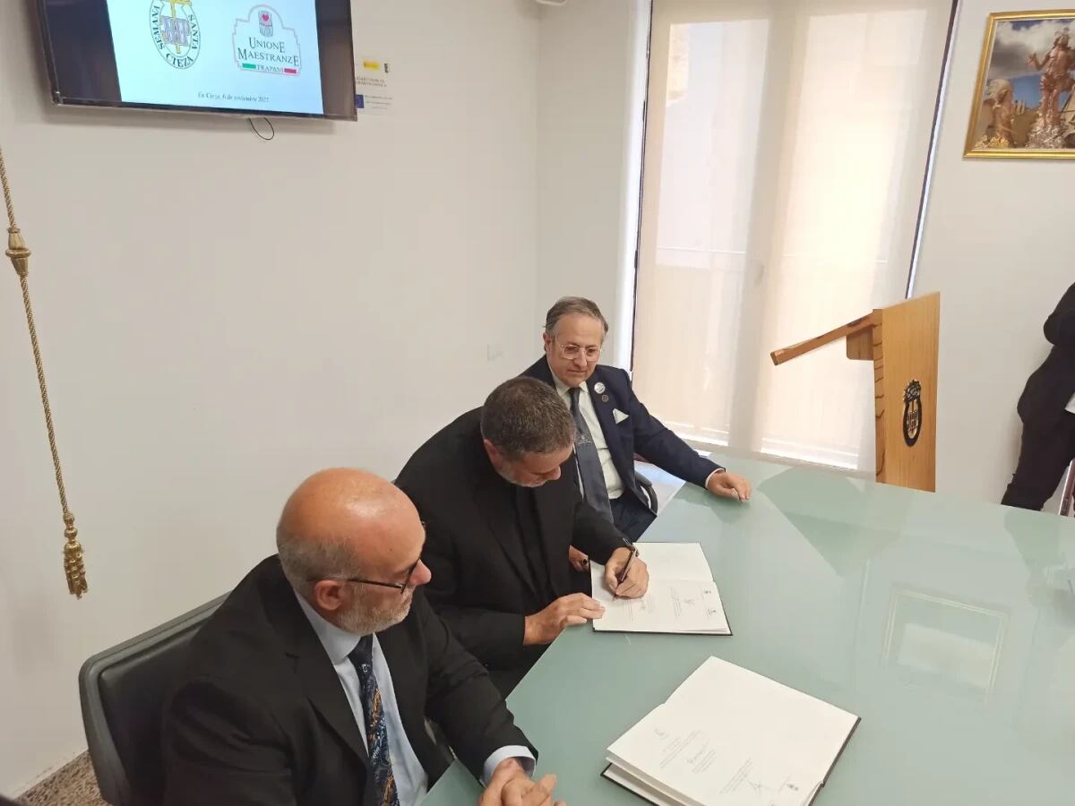 Momento de la firma del Hermanamiento entre la Semana Santa de Cieza y la Unione Maestranze di Trapani