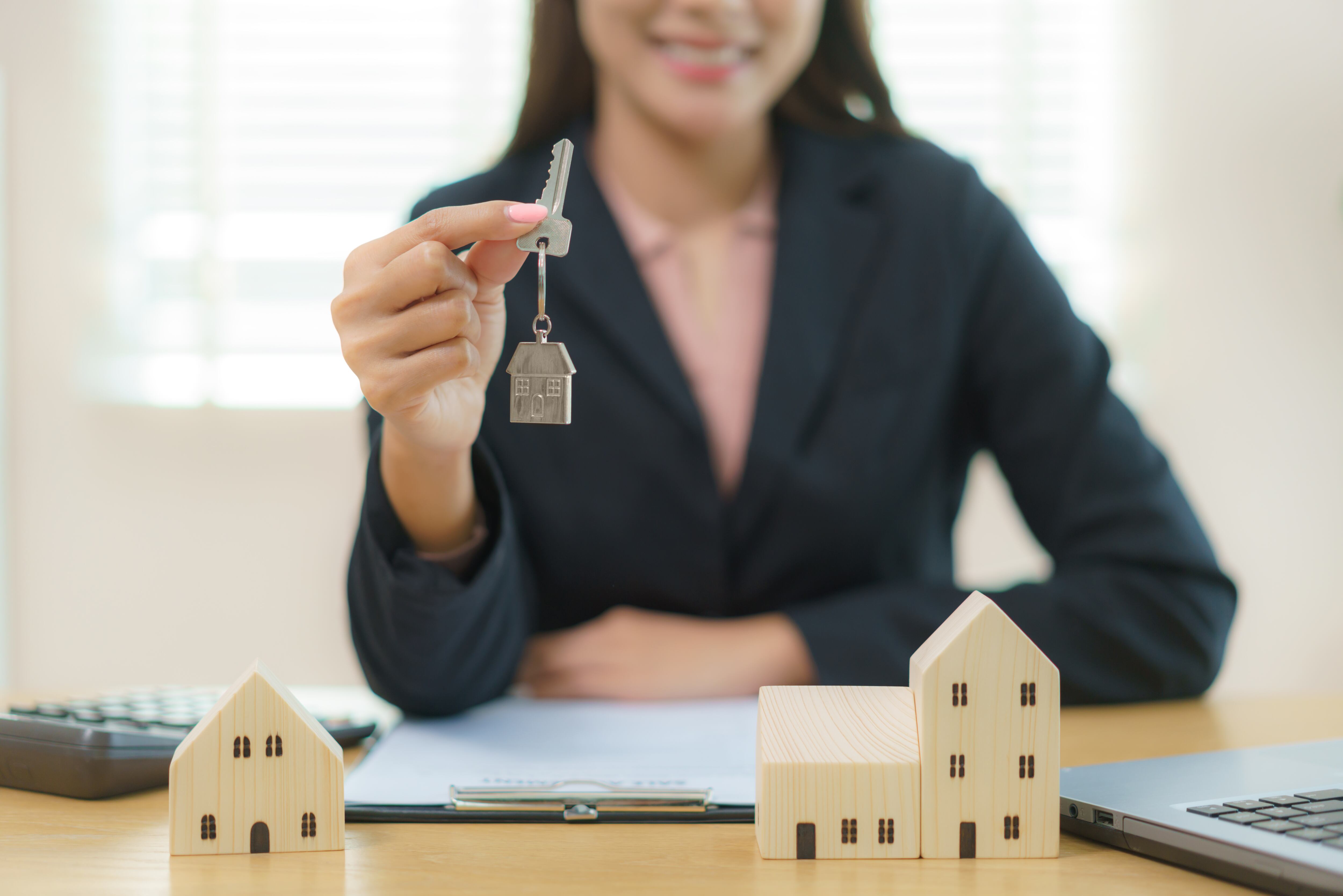 Imagen de stock de una chica con las llaves de una casa