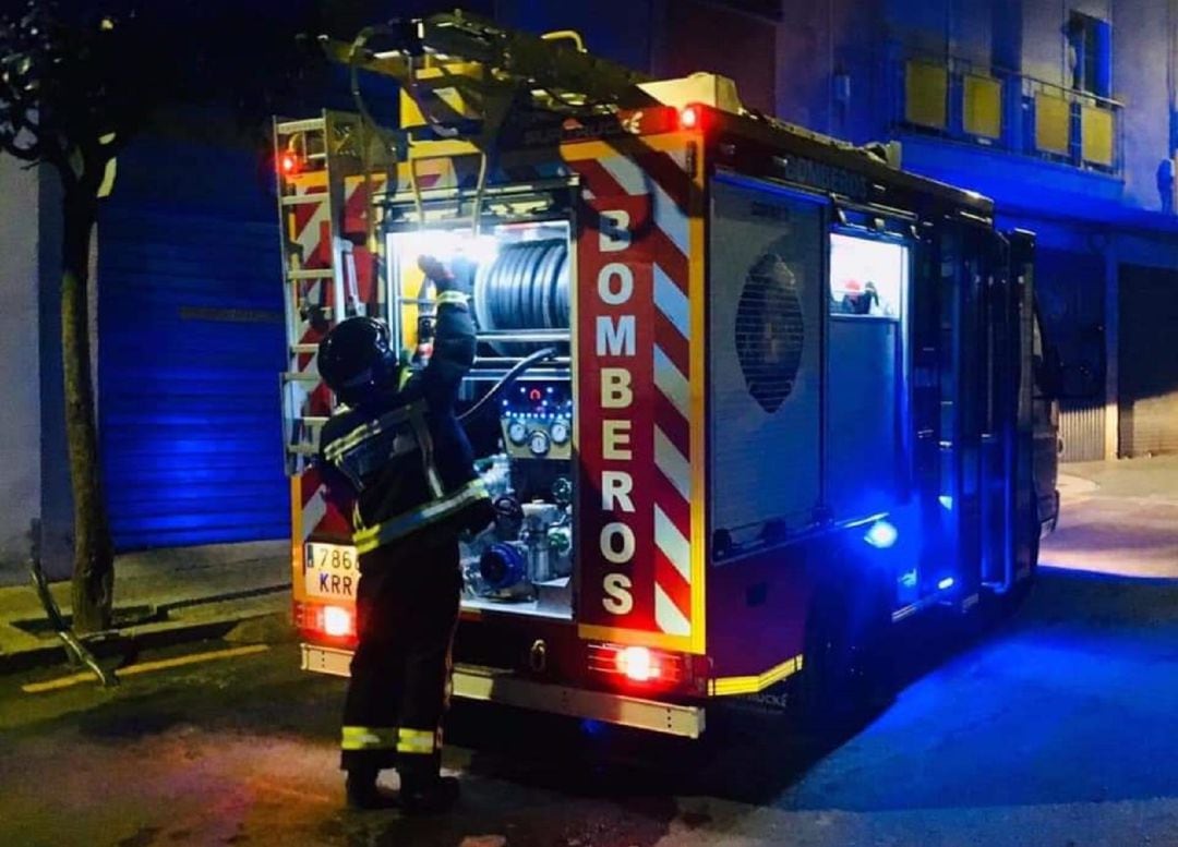 El equipo de Bomberos, junto a sanitarios y policía local, tuvieron que afanarse anoche para sofocar el incendio