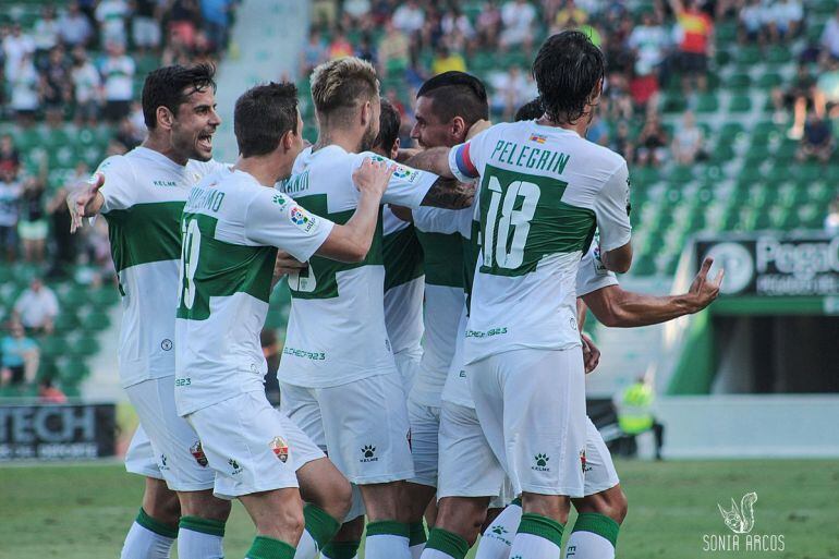 Los jugadores del Elche C.F. celebran el gol del central Josete