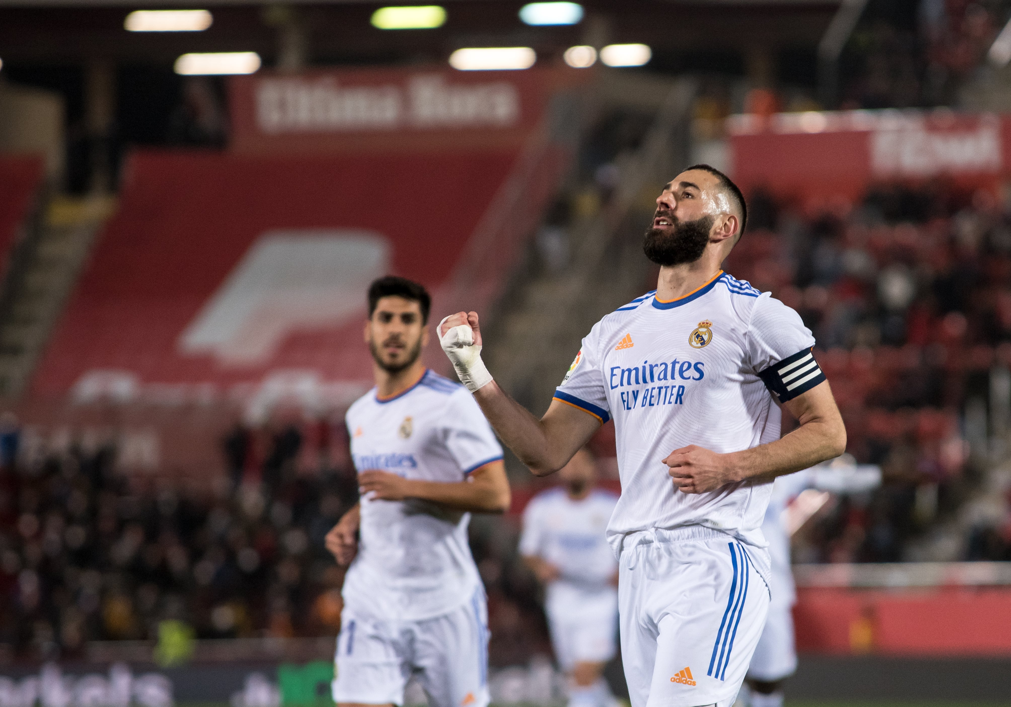 Benzema celebra uno de sus goles al Mallorca, este lunes