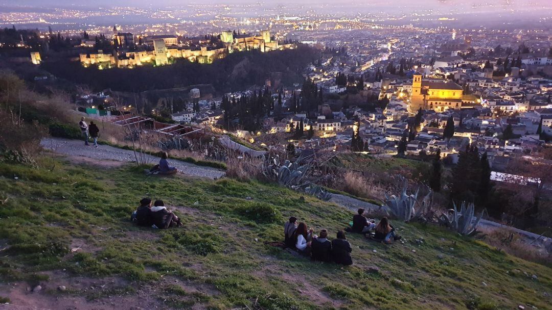 Anochecer sobre Granada, el Albaicín y la Alhambra desde el mirador de San Miguel Alto