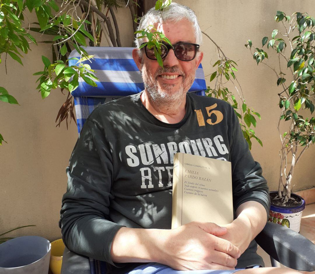 Pepe Belmonte leyendo en el patio de su casa durante el confinamiento