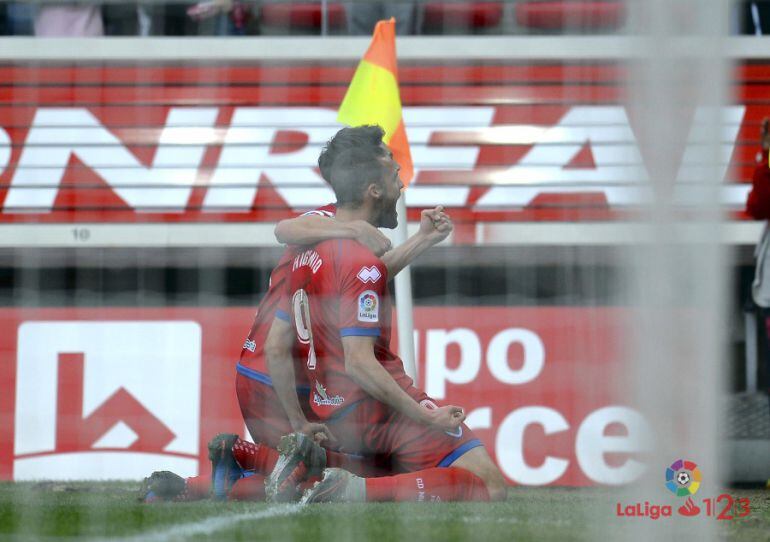 Higinio e Íñigo Pérez celebran uno de los goles del murciano ante el Lugo.