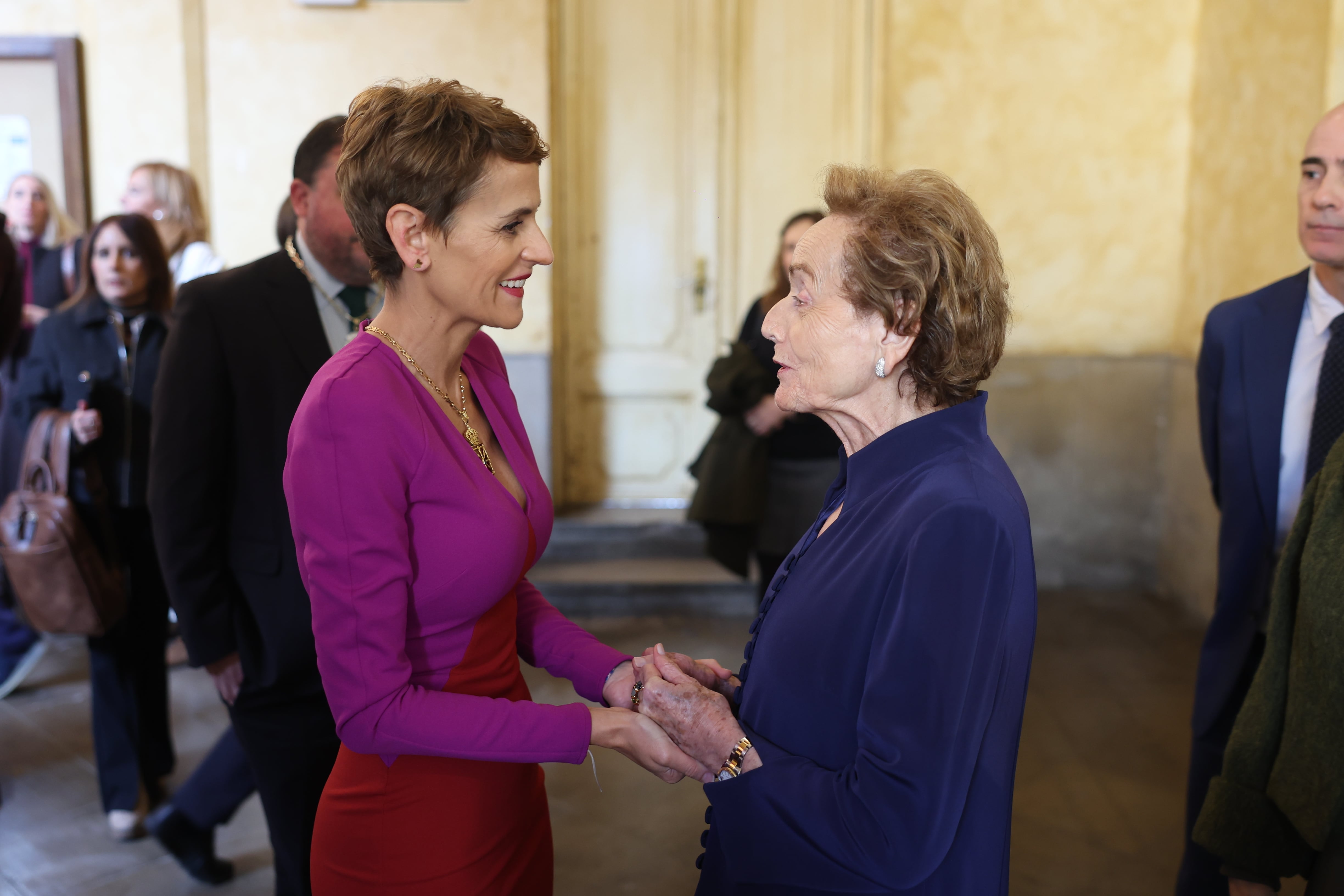 La Presidenta Chivite saluda a Amparo Lusarreta, presidenta de MTorres y mujer del empresario