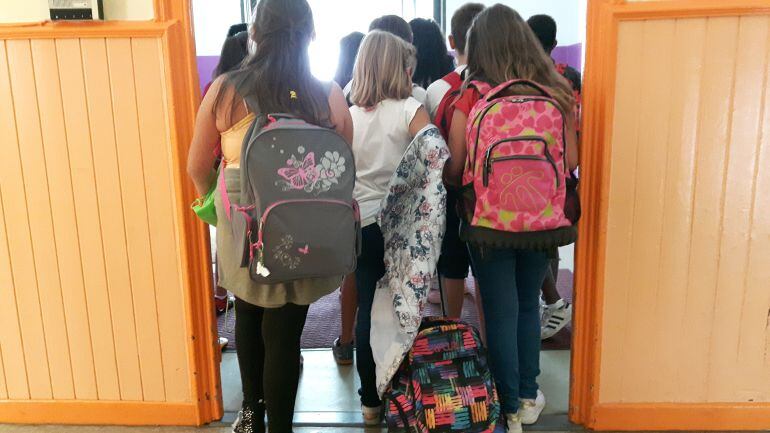 Alumnos del Colegio Magallanes de Santander saliendo de clase.