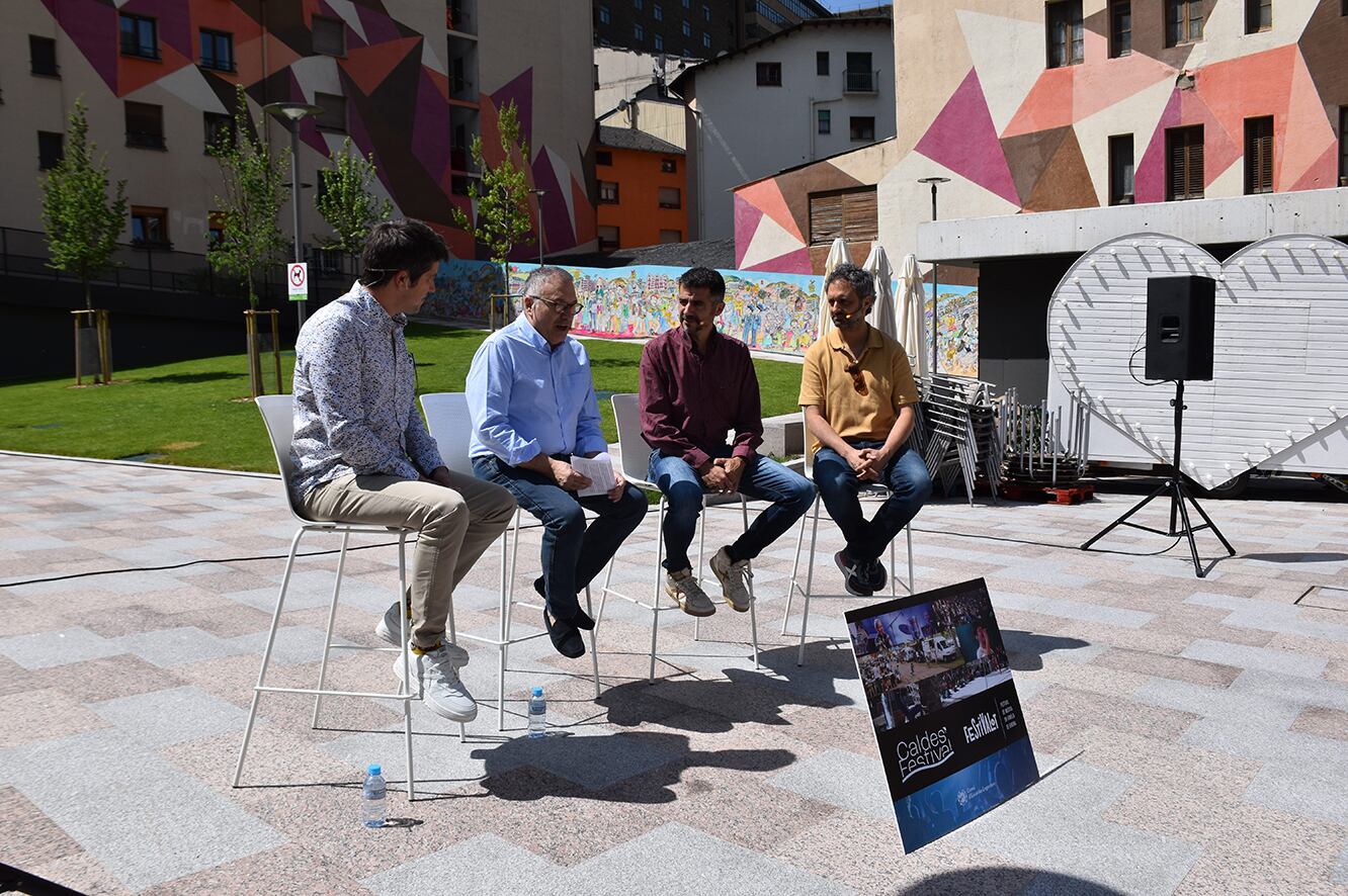 Els membres d'Els Amics de les Arts, Dani Alegret, Ferran Piqué i Joan Enric Barceló, i el conseller de Cultura i Promoció Econòmica d'Escaldes-Engordany, Valentí Closa.