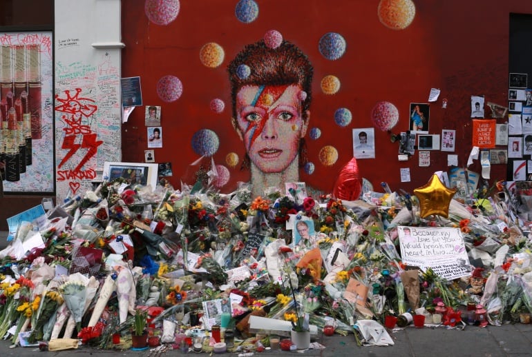 Flores en una calle de Londres dos semanas después de la muerte de David Bowie