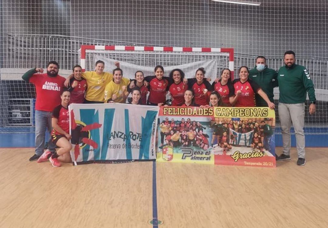 Jugadoras y cuerpo técnico celebrando el campeonato de grupo.