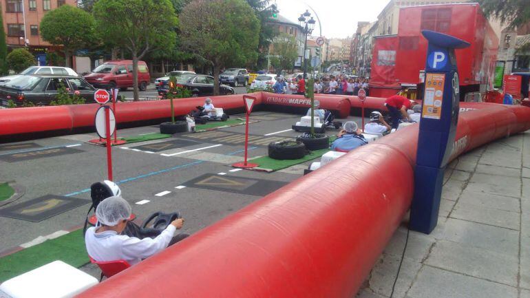 Escolares probando las instalaciones de la Caravana de la educación vial