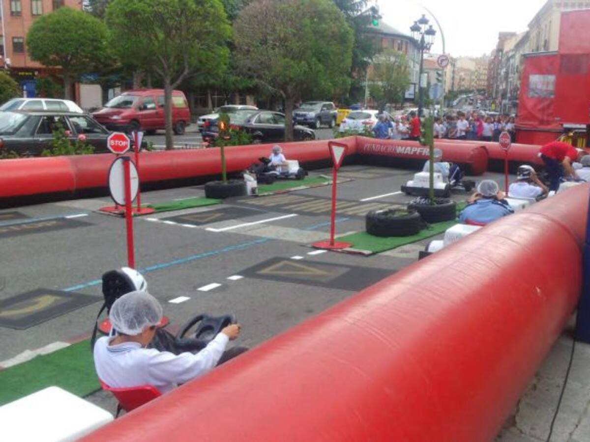 La caravana de la educación vial aparca en la plaza de Santa Ana