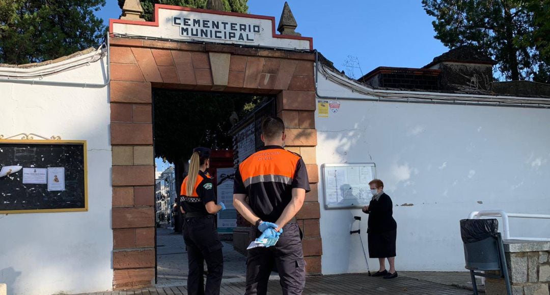 Miembros de Protección Civil a las puertas del Cementerio de Andújar.