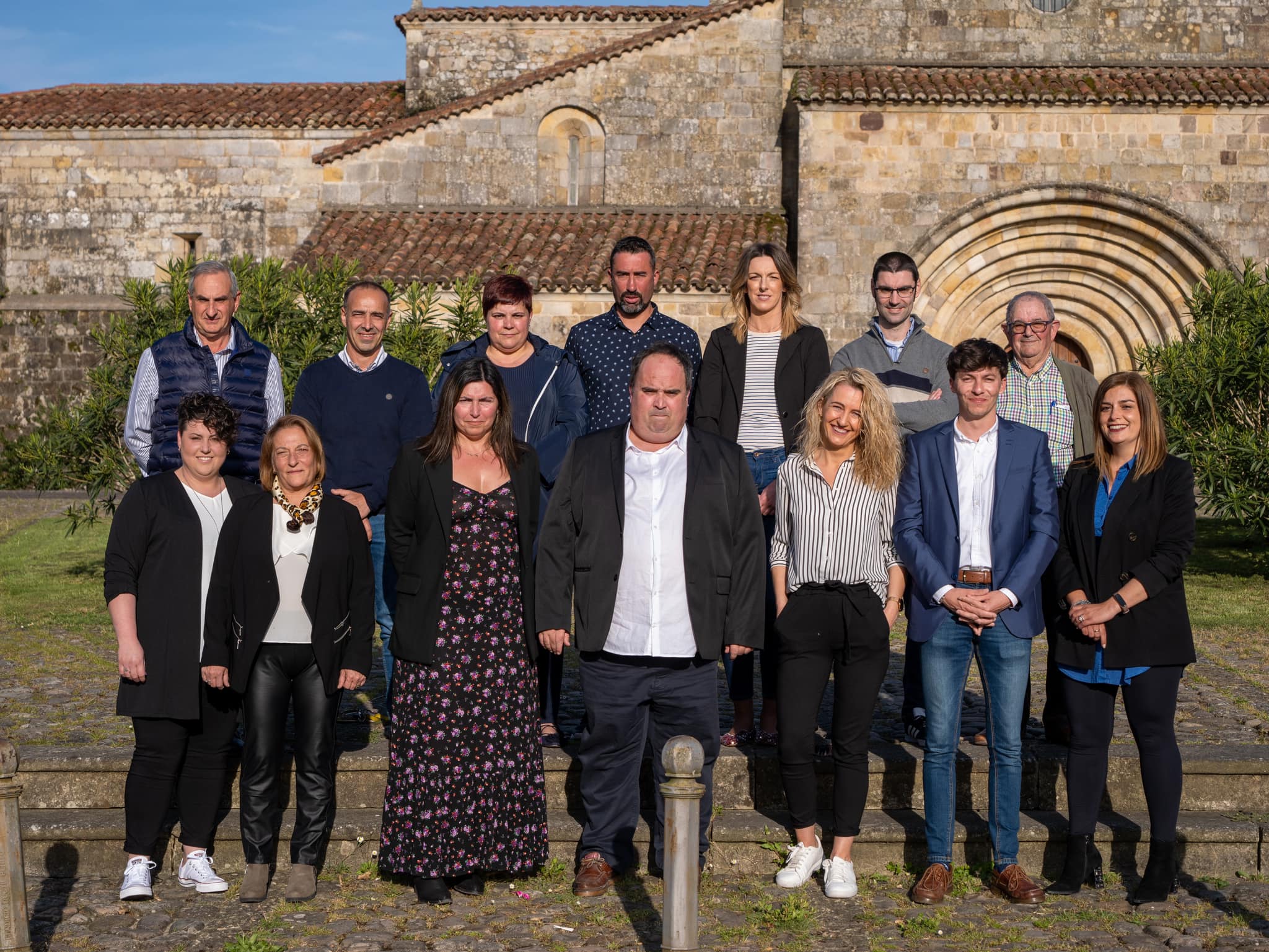 Santiago Mantecón, en el centro de la imagen, con la candidatura del PP al Ayuntamiento de Castañeda.