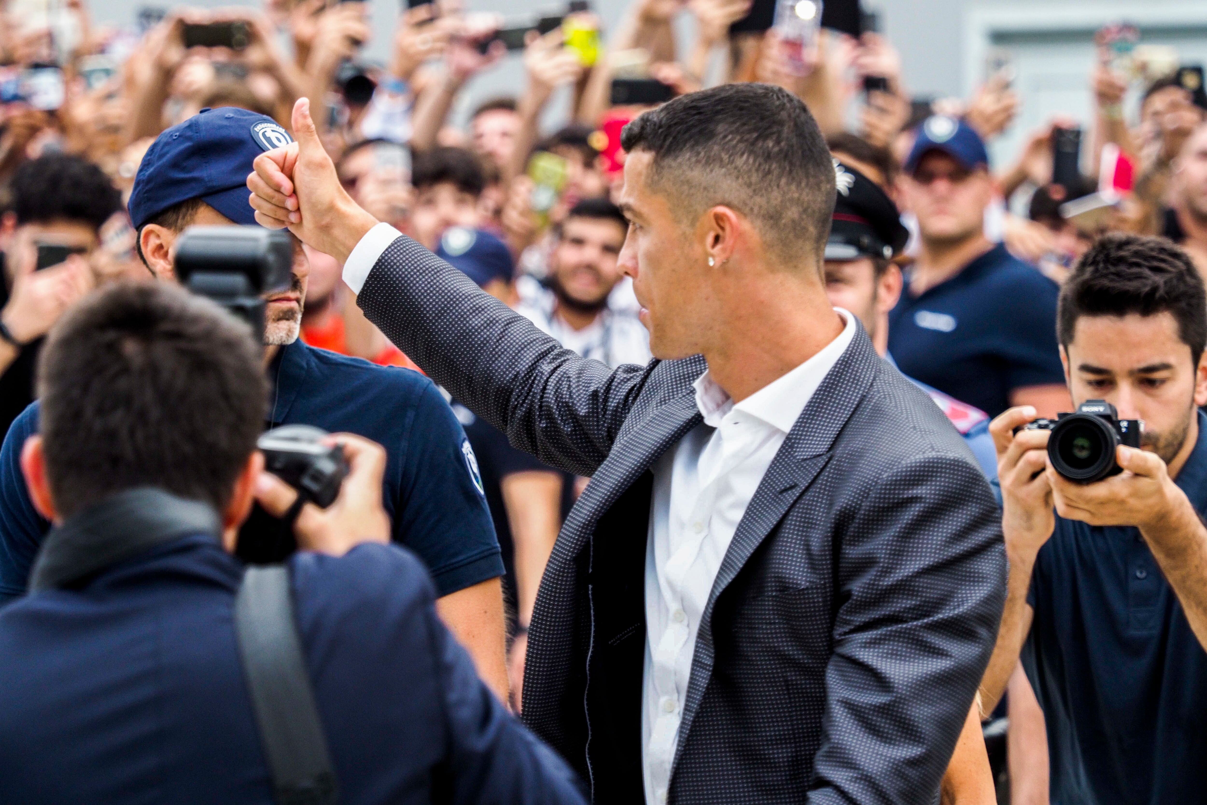 Imagen de archivo de Cristiano Ronaldo saludando a sus fans en las calles de Turín