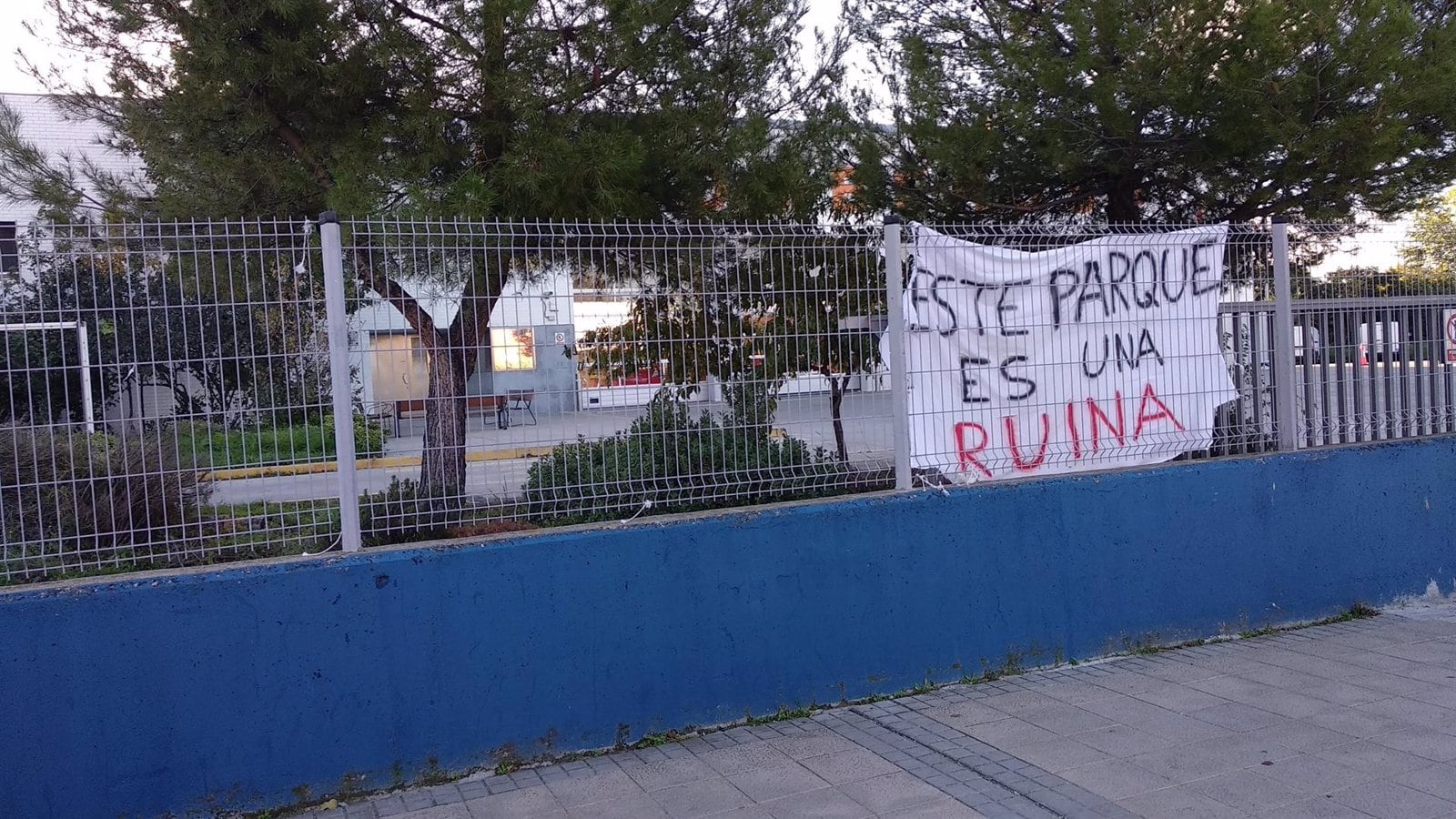 Una de las pancartas colgada en el parque de bomberos de Getafe