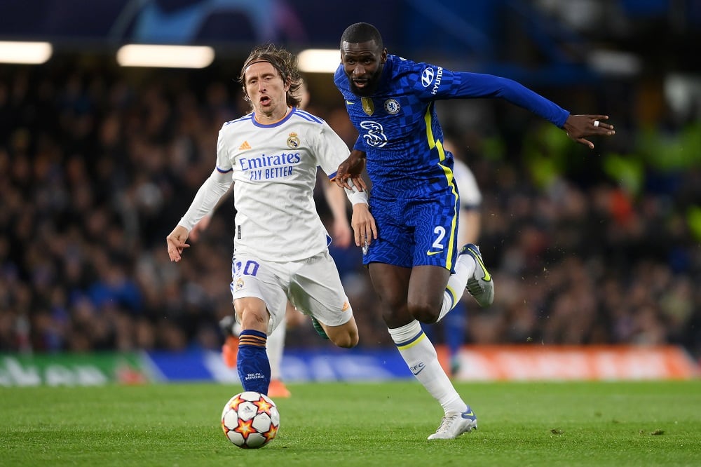 Rüdiger conduce el balón ante la presión de Modric, en el Chelsea - Real Madrid de esta temporada.