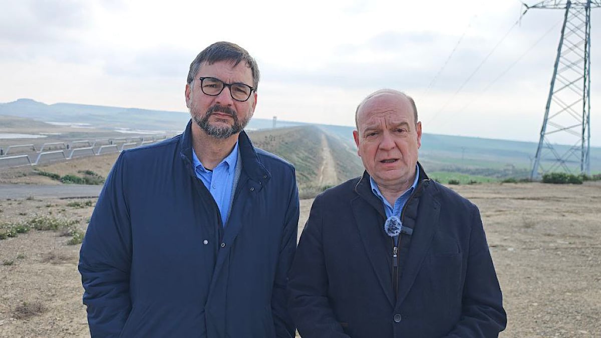 Fermín Civiac y Santiago Morón ante las obras del embalse de Almudévar