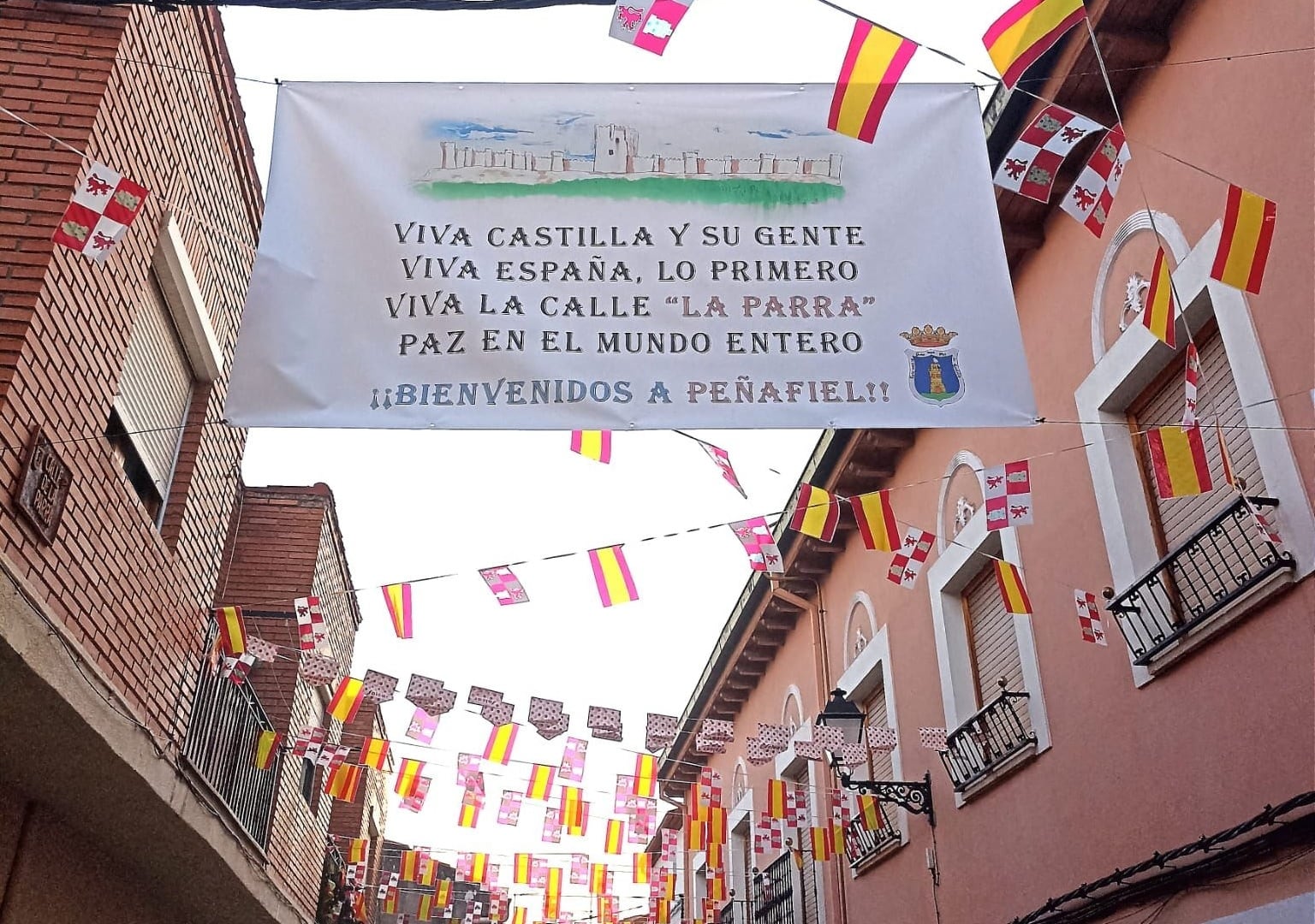 Las calles de Peñafiel ya están engalanadas para dar la bienvenida a las fiestas