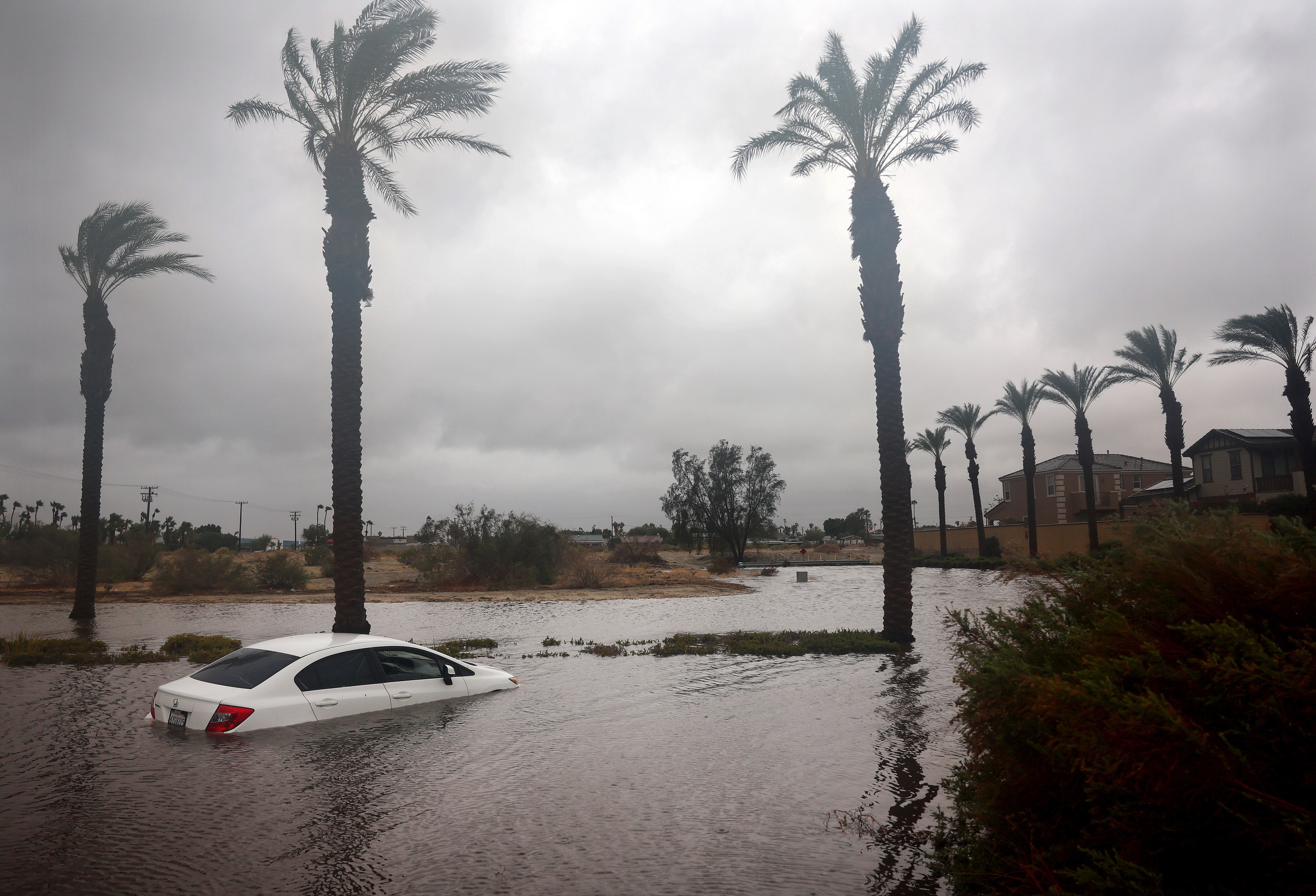 Un coche parcialmente sumergido después del paso de la tormenta &#039;Hilary&#039; por Cathedral City (California)