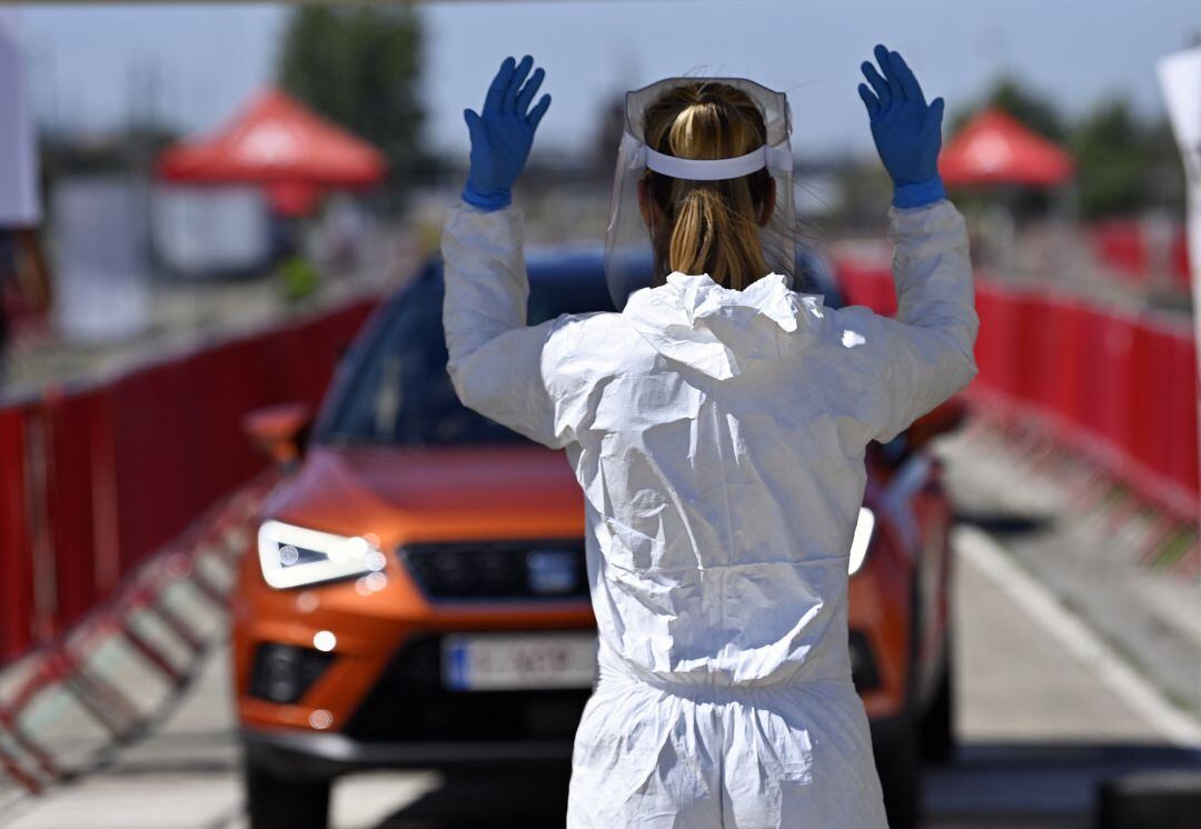 Una trabajadora sanitaria durante un test de coronavirus desde el vehículo.