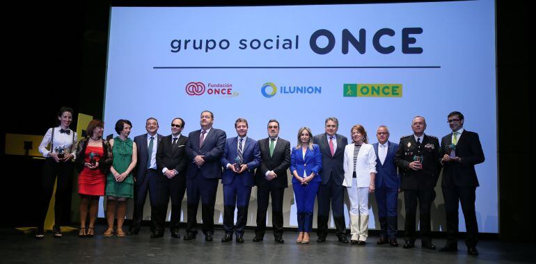 Beatriz Henández (primera por la izquierda) en la entrega de los Premios Solidarios 2018 de la ONCE en Castilla-La Mancha en el teatro de Rojas de Toledo.