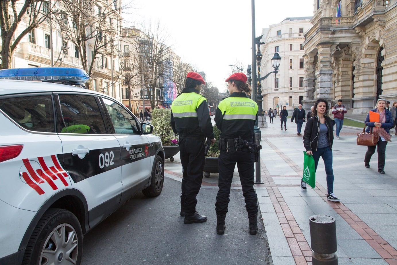 Bilbao 15-02-2017 Reportaje Area de Seguridad Ayuntamiento de Bilbao.  Policías municipales patrullando por la calle Gran Vía en el centro de Bilbao ©MITXI