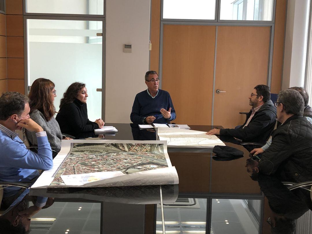 El concejal de urbanismo explica la situación del proyecto a vecinos de &quot;La Capelina&quot;