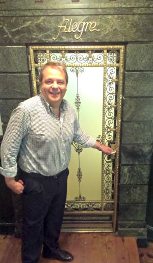 Federico Alegre junto a la puerta de su Joyería