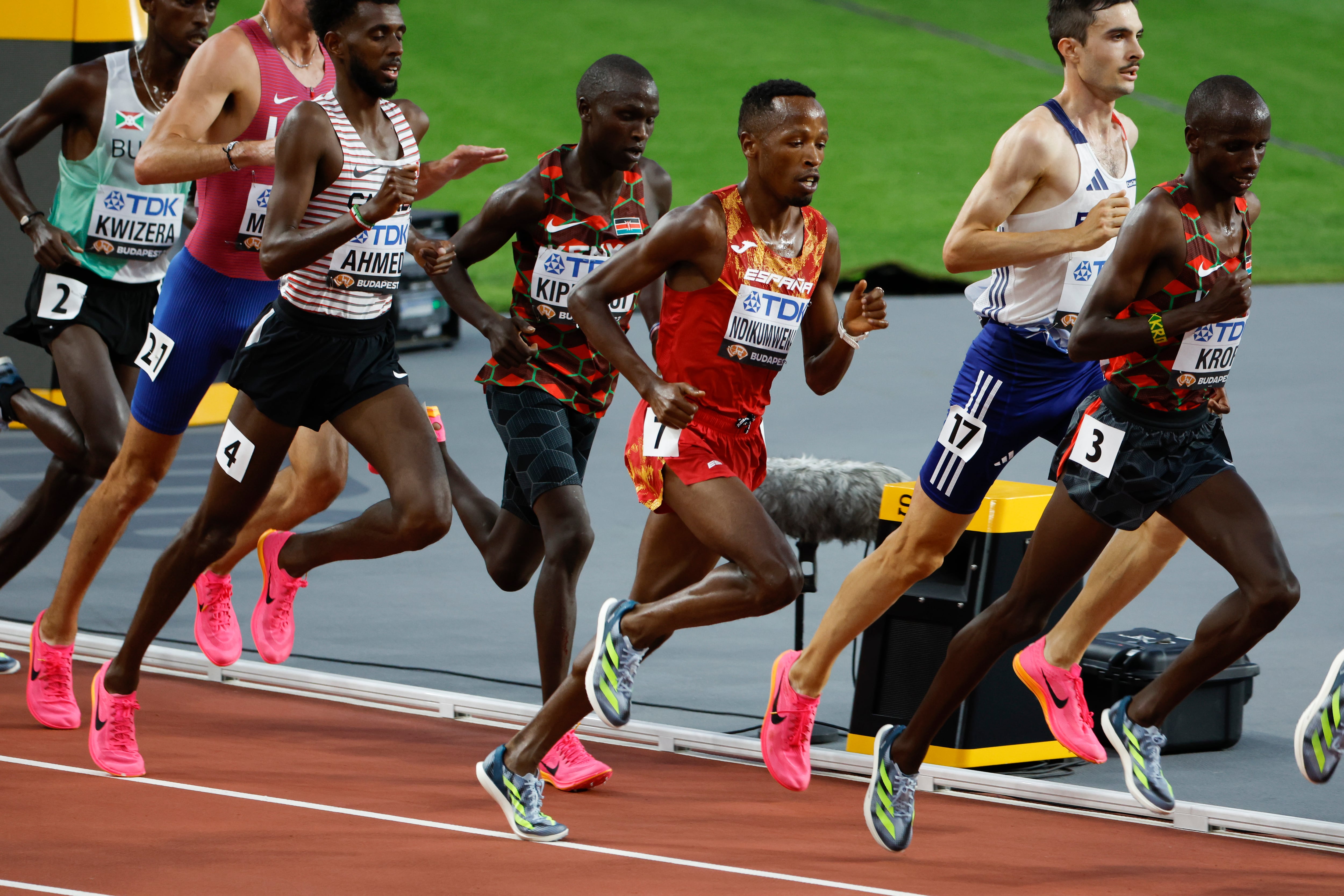 BUDAPEST, 24/08/2023.- El atleta español Thierry Ndikumwenayo (c) compite en la primera semifinal de 5000 metros durante los Mundiales de atletismo que se disputan en Budapest. EFE/ Javier Etxezarreta
