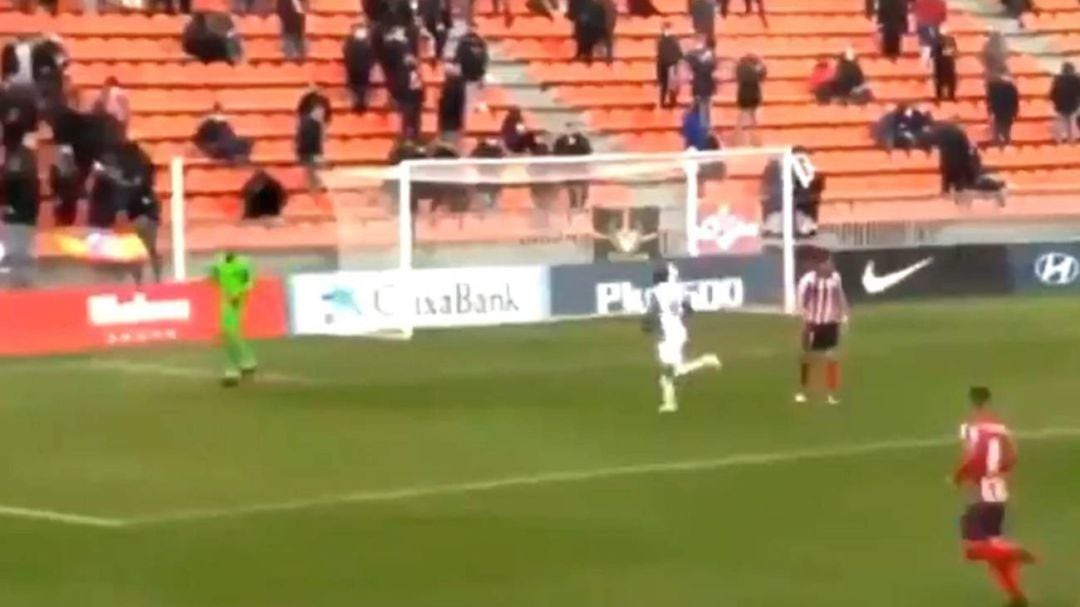 Un instante del encuentro entre el Atlético B y el Atlético Baleares.