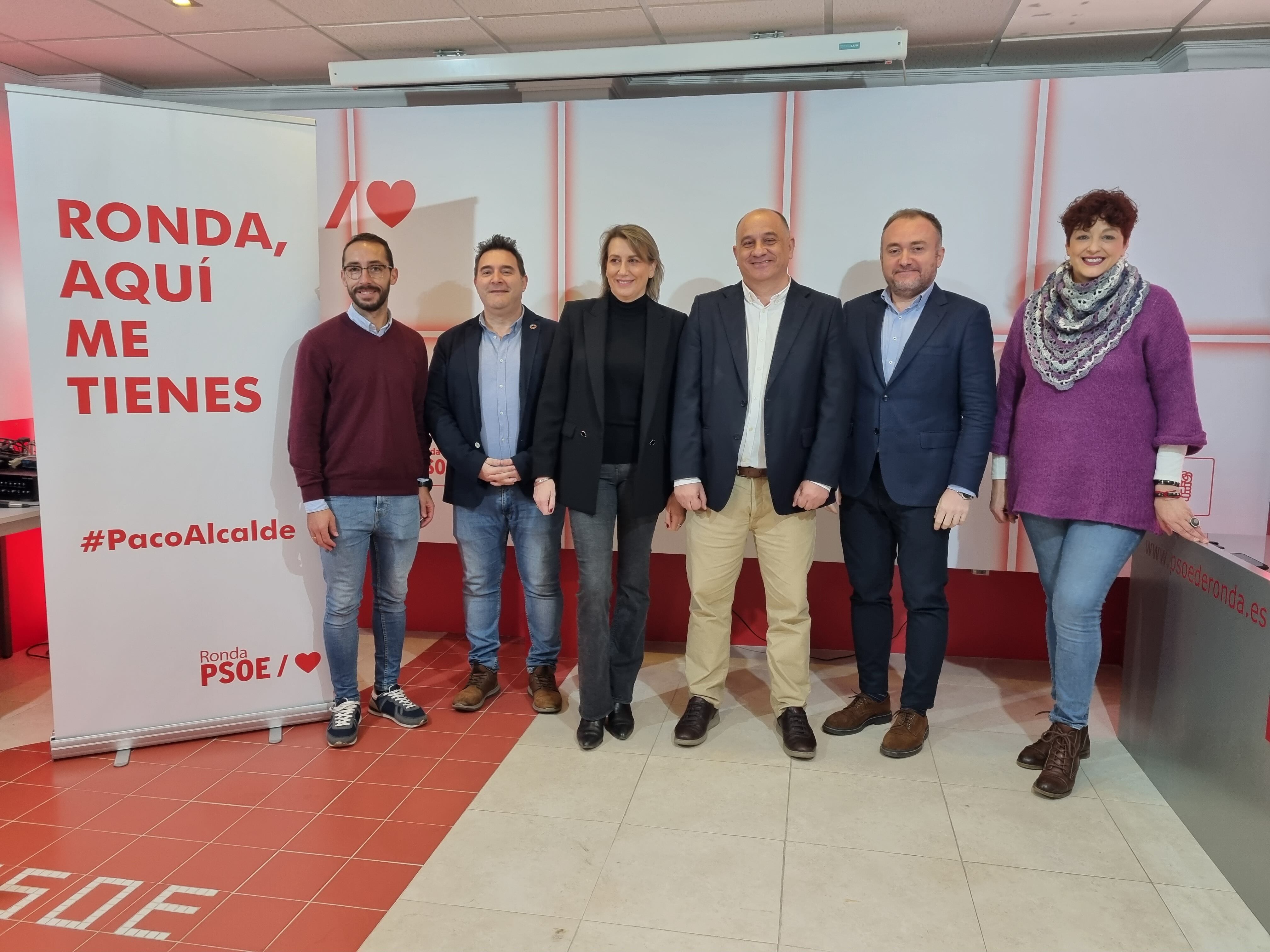 Varios componentes del PSOE rondeño junto al diputado provincial Luis Guerrero y la parlamentaria andaluza Isabel Aguilera
