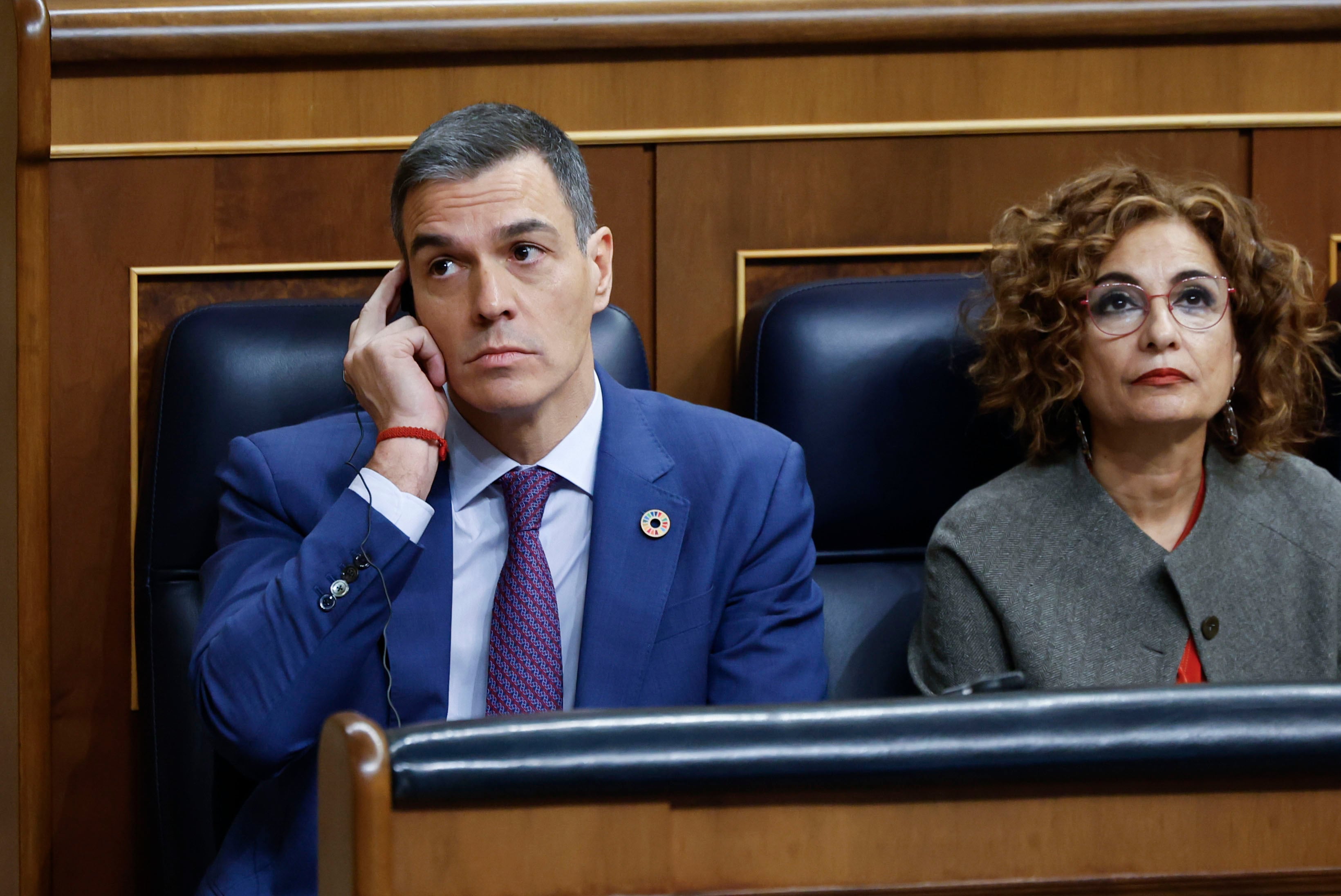 El presidente del Gobierno, Pedro Sánchez, y la vicepresidentas primera, María Jesús Montero (d), este miércoles al Congreso durante la sesión de control al Ejecutivo. EFE/ Mariscal