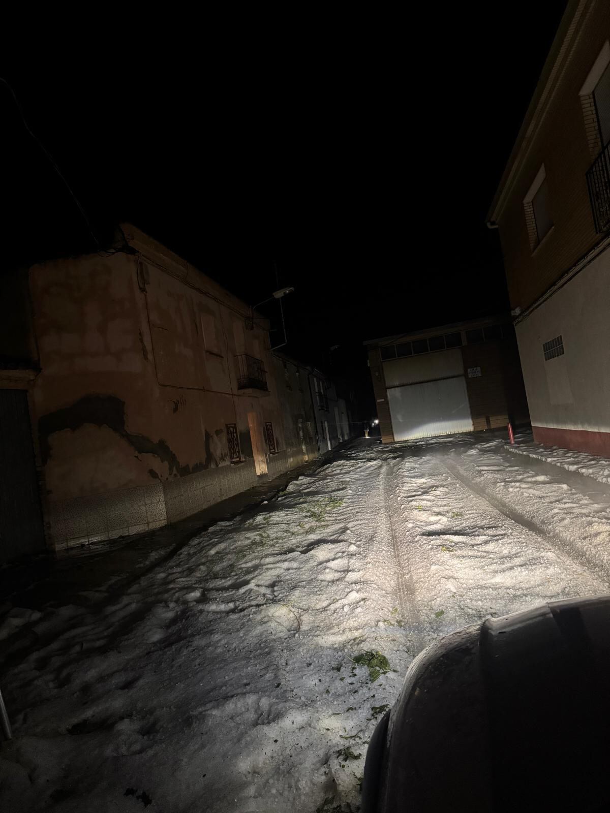 Granizo en una calle de Binéfar