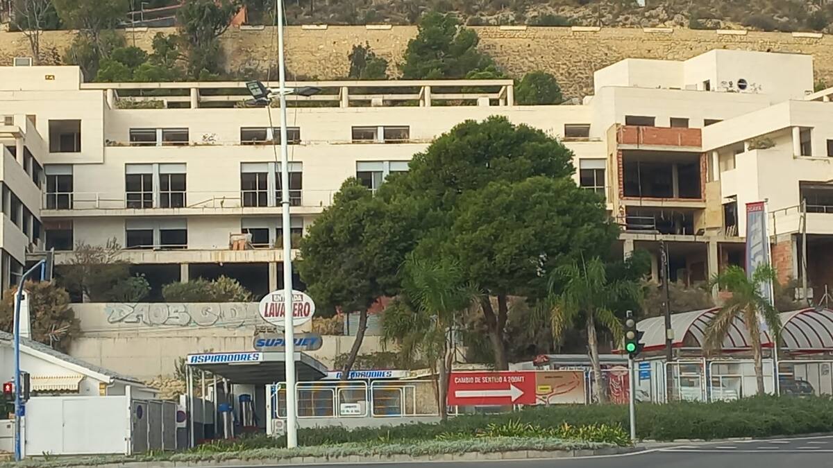 El hotel paralizado de la Albufereta podría convertirse en un apartahotel de dos estrellas con 65 estudios