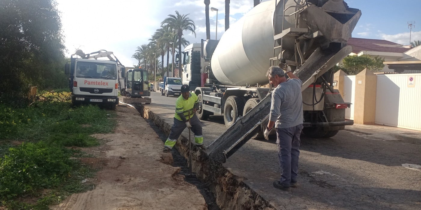 Avanzan los trabajos para soterrar la línea eléctrica que atraviesa las Salinas de Marchamalo