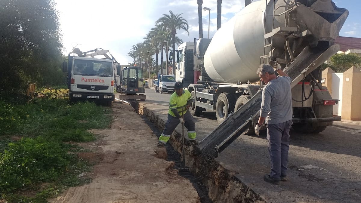 Avanzan los trabajos para soterrar la línea eléctrica que atraviesa las Salinas de Marchamalo